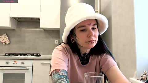 Snapshot of katelynnjenness chatting on 03/17/26, 06:17 Milana online show from 03/17/26, 06:17