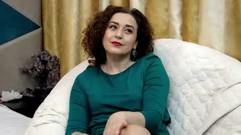 KateQueenston --  online show from 05/04/26, 08:49