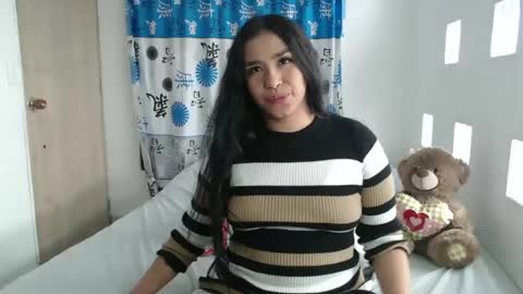 Snapshot of kathiie_ chatting on 02/20/25, 06:46 K A T H I E online show from 02/20/25, 06:46