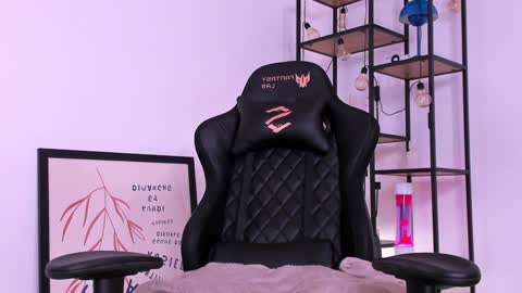 Snapshot of katrinewest chatting on 01/05/25, 11:01 Katrin online show from 01/05/25, 11:01