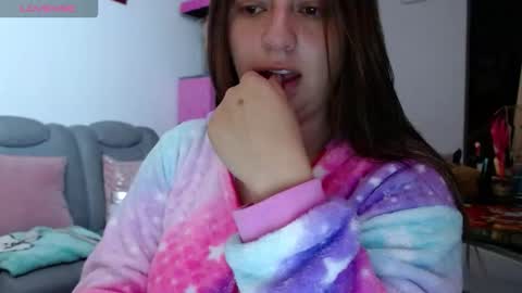 Snapshot of kattie_love chatting on 12/22/25, 08:55 kattie online show from 12/22/25, 08:55