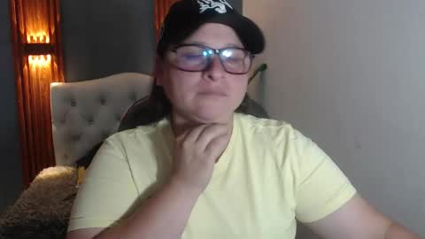Snapshot of katty_findom_ chatting on 04/21/26, 12:22 katty online show from 04/21/26, 12:22