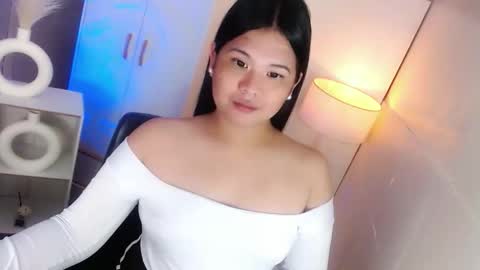 Snapshot of kayleepinay chatting on 03/01/26, 04:53 Y O U R F U T U R E K A Y L E E online show from 03/01/26, 04:53