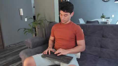 Snapshot of kayn_kalo chatting on 11/20/25, 05:01 Kayn online show from 11/20/25, 05:01