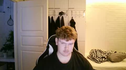 Snapshot of kayttajaviides5 chatting on 11/21/25, 08:24 Aatu online show from 11/21/25, 08:24