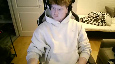 Snapshot of kayttajaviides5 chatting on 11/26/25, 12:06 Aatu online show from 11/26/25, 12:06