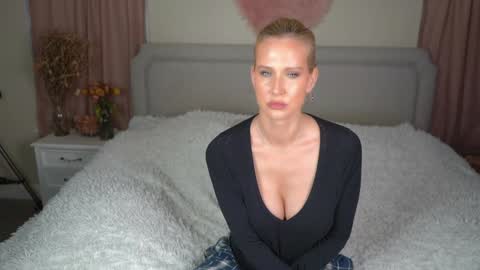 Snapshot of kb3301 chatting on 01/11/26, 03:55 EliandKylie online show from 01/11/26, 03:55