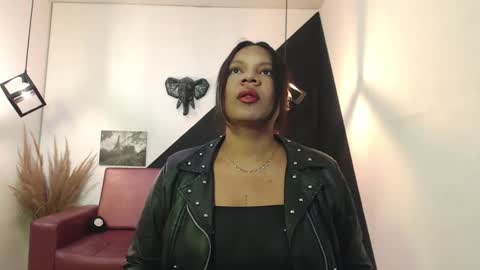 Snapshot of keiraluna chatting on 12/15/25, 07:18 online show from 12/15/25, 07:18