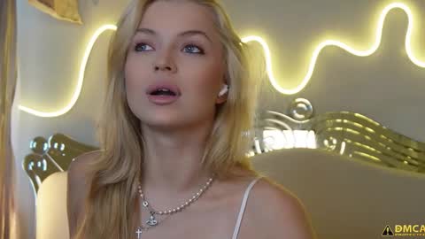 Snapshot of kelly_peachpiee chatting on 10/25/25, 05:37 Kelly online show from 10/25/25, 05:37