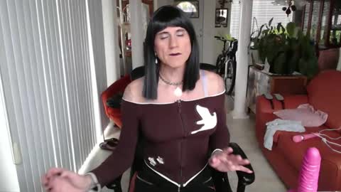 Snapshot of kellyannelynn chatting on 01/08/25, 05:48 kellyanne Lynn but please call me fucktoy online show from 01/08/25, 05:48