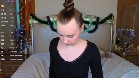 Snapshot of kellycartie chatting on 12/22/25, 10:01 Im Kelly online show from 12/22/25, 10:01