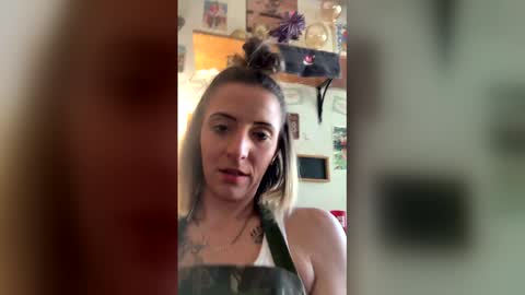 Snapshot of kellyy_marieee13 chatting on 05/04/26, 12:23 kellyy_marieee13 online show from 05/04/26, 12:23