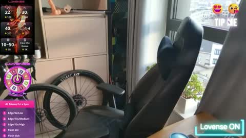 Snapshot of ken_davids chatting on 12/21/25, 01:40 KenD online show from 12/21/25, 01:40