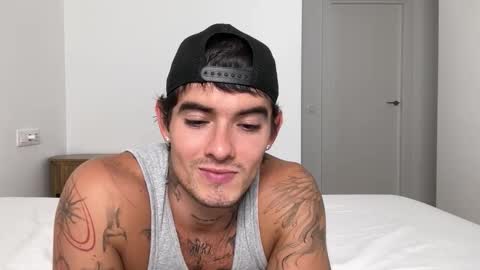 Snapshot of kenboyea_ chatting on 09/17/25, 01:35 luis carlos esteban online show from 09/17/25, 01:35