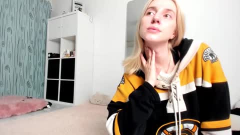 Snapshot of kenziedawton chatting on 12/07/24, 04:42 Kenzie online show from 12/07/24, 04:42