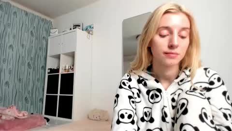 Snapshot of kenziedawton chatting on 01/10/25, 05:15 Kenzie online show from 01/10/25, 05:15