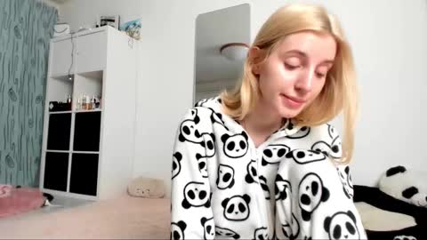 Snapshot of kenziedawton chatting on 01/13/25, 05:01 Kenzie online show from 01/13/25, 05:01