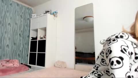 Snapshot of kenziedawton chatting on 01/19/25, 05:05 Kenzie online show from 01/19/25, 05:05