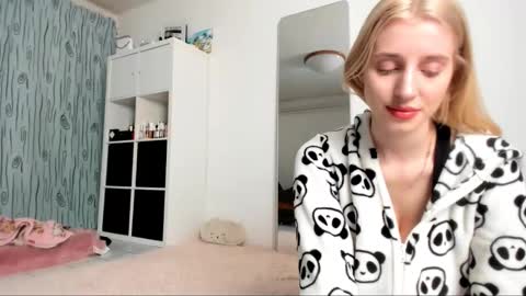 Snapshot of kenziedawton chatting on 01/25/25, 04:45 Kenzie online show from 01/25/25, 04:45