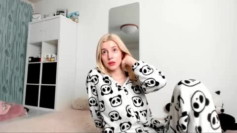 Snapshot of kenziedawton chatting on 01/31/25, 05:19 Kenzie online show from 01/31/25, 05:19