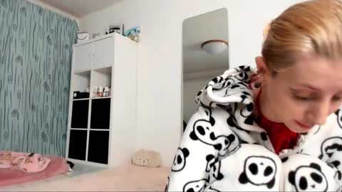 Snapshot of kenziedawton chatting on 02/06/25, 05:03 Kenzie online show from 02/06/25, 05:03