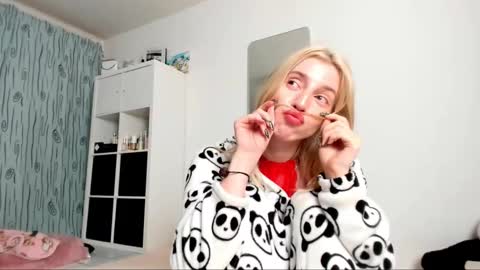 Snapshot of kenziedawton chatting on 02/08/25, 05:29 Kenzie online show from 02/08/25, 05:29