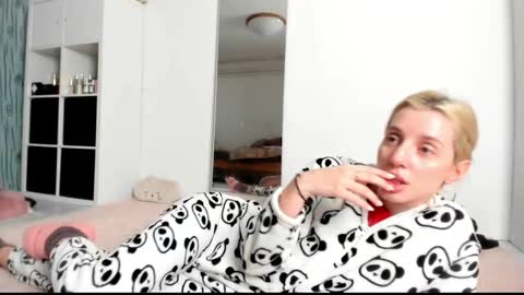 Snapshot of kenziedawton chatting on 02/24/25, 06:16 Kenzie online show from 02/24/25, 06:16