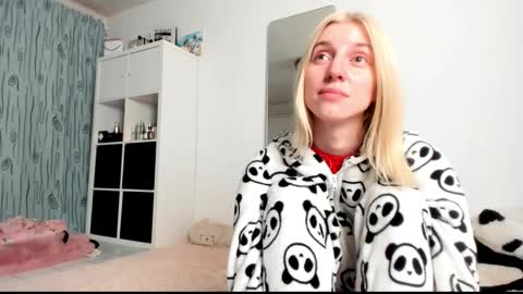 Snapshot of kenziedawton chatting on 02/27/25, 05:02 Kenzie online show from 02/27/25, 05:02