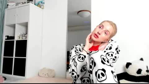 Snapshot of kenziedawton chatting on 03/08/25, 06:54 Kenzie online show from 03/08/25, 06:54