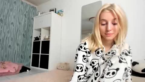 Snapshot of kenziedawton chatting on 10/06/25, 08:06 Kenzie online show from 10/06/25, 08:06