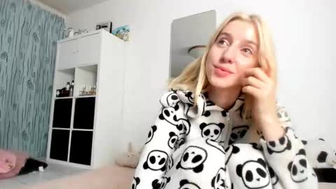 Snapshot of kenziedawton chatting on 10/10/25, 06:01 Kenzie online show from 10/10/25, 06:01