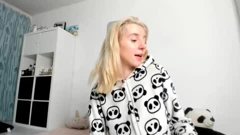 Snapshot of kenziedawton chatting on 10/12/25, 06:34 Kenzie online show from 10/12/25, 06:34