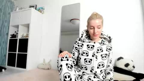 Snapshot of kenziedawton chatting on 10/13/25, 06:24 Kenzie online show from 10/13/25, 06:24