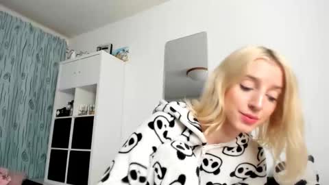 Snapshot of kenziedawton chatting on 10/19/25, 03:18 Kenzie online show from 10/19/25, 03:18