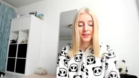 Snapshot of kenziedawton chatting on 10/22/25, 03:18 Kenzie online show from 10/22/25, 03:18