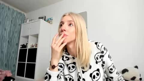 Snapshot of kenziedawton chatting on 10/24/25, 03:36 Kenzie online show from 10/24/25, 03:36