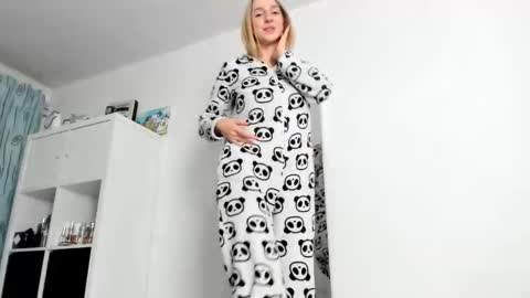 Snapshot of kenziedawton chatting on 10/25/25, 03:47 Kenzie online show from 10/25/25, 03:47