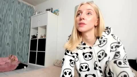 Snapshot of kenziedawton chatting on 10/26/25, 01:50 Kenzie online show from 10/26/25, 01:50