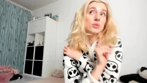 Snapshot of kenziedawton chatting on 11/08/25, 04:56 Kenzie online show from 11/08/25, 04:56