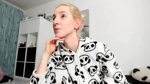 Snapshot of kenziedawton chatting on 11/09/25, 04:22 Kenzie online show from 11/09/25, 04:22