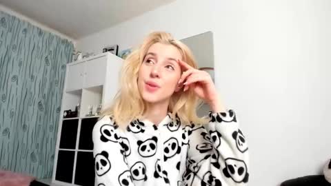 Snapshot of kenziedawton chatting on 11/10/25, 04:44 Kenzie online show from 11/10/25, 04:44