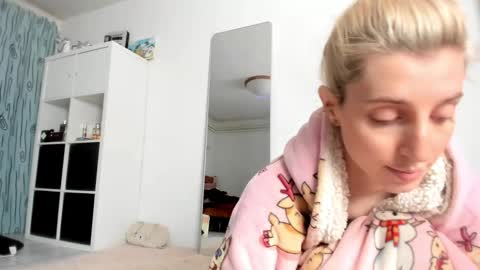 Snapshot of kenziedawton chatting on 11/16/25, 02:33 Kenzie online show from 11/16/25, 02:33