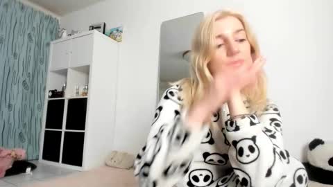 Snapshot of kenziedawton chatting on 11/26/25, 04:46 Kenzie online show from 11/26/25, 04:46