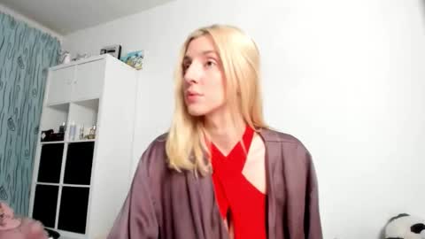 Snapshot of kenziedawton chatting on 12/14/25, 05:02 Kenzie online show from 12/14/25, 05:02