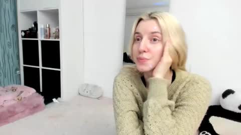 Snapshot of kenziedawton chatting on 02/08/26, 02:42 Kenzie online show from 02/08/26, 02:42