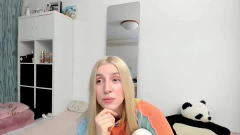 Snapshot of kenziedawton chatting on 02/15/26, 11:08 Kenzie online show from 02/15/26, 11:08