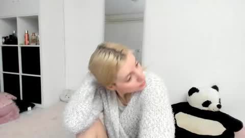 Snapshot of kenziedawton chatting on 03/08/26, 02:54 Kenzie online show from 03/08/26, 02:54