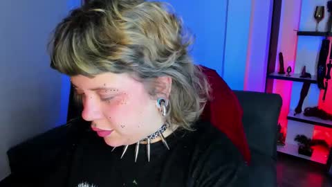 Snapshot of kenziesharik chatting on 11/25/25, 05:07 Kenzie online show from 11/25/25, 05:07