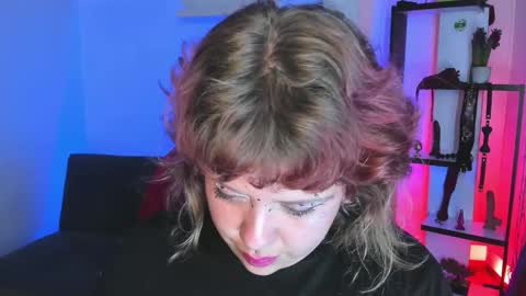 Snapshot of kenziesharik chatting on 12/19/25, 06:42 Kenzie online show from 12/19/25, 06:42