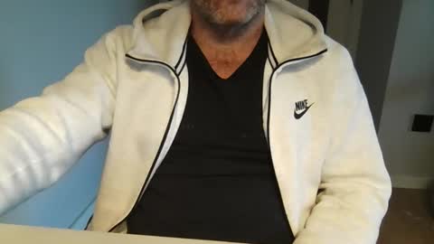 Snapshot of kermitgp3 chatting on 12/17/25, 04:02 Anton online show from 12/17/25, 04:02